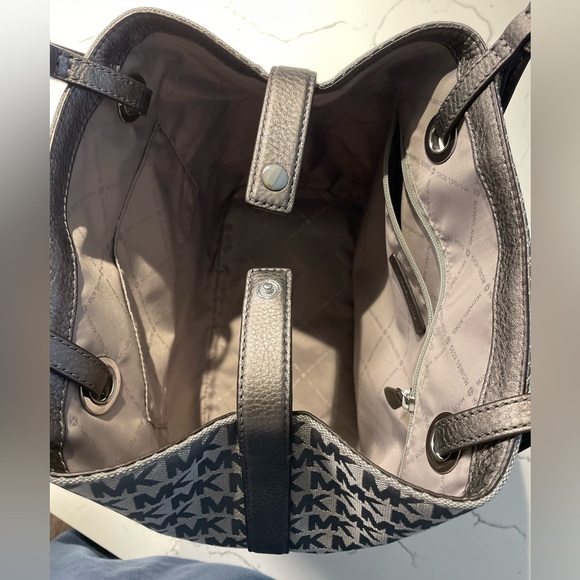 Michael Kors / Grey Bag - Picture 3 of 5